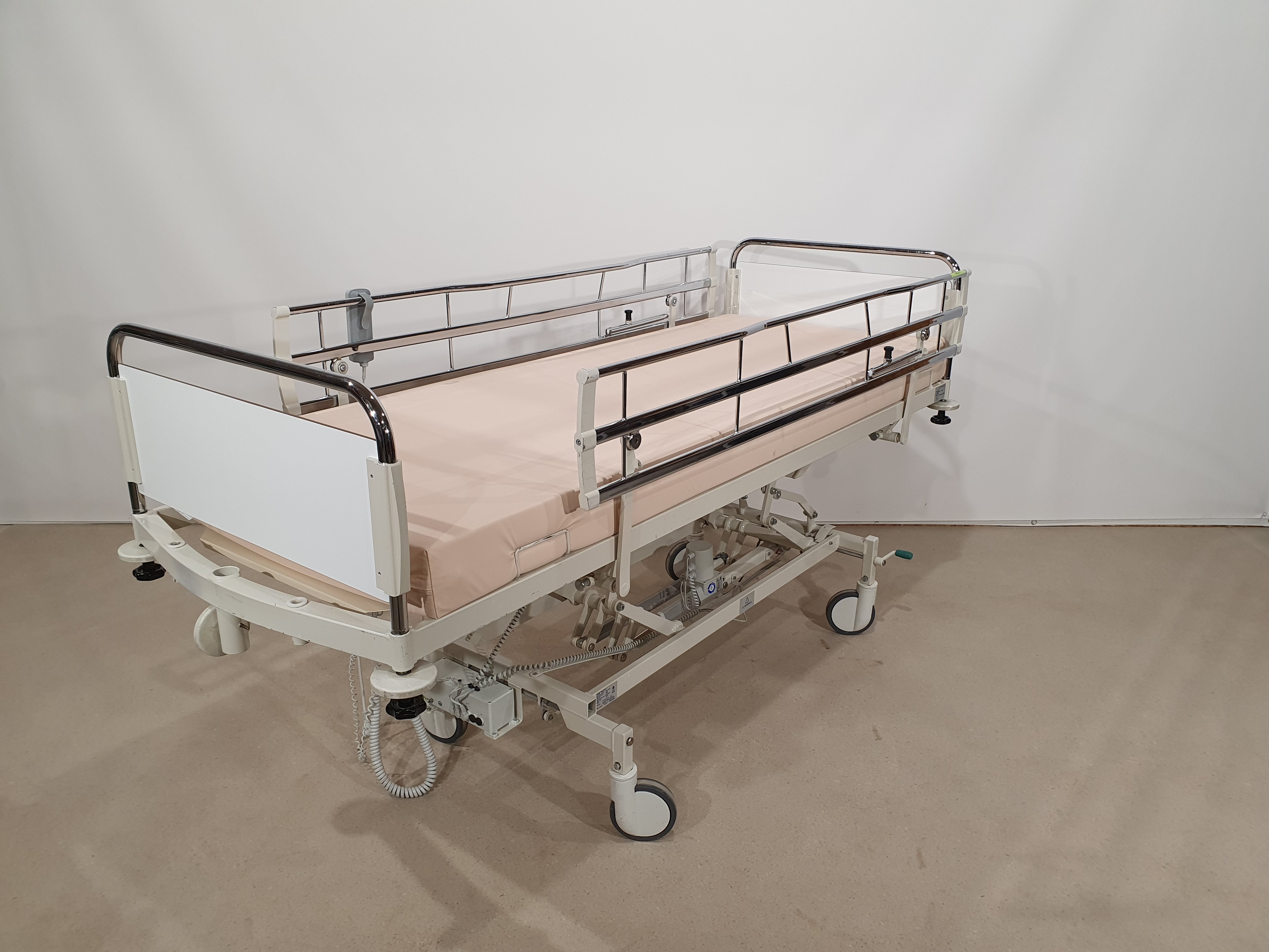 Elektriline hooldusvoodi, haiglavoodi, taastusravi voodi – foto 22, Rideen