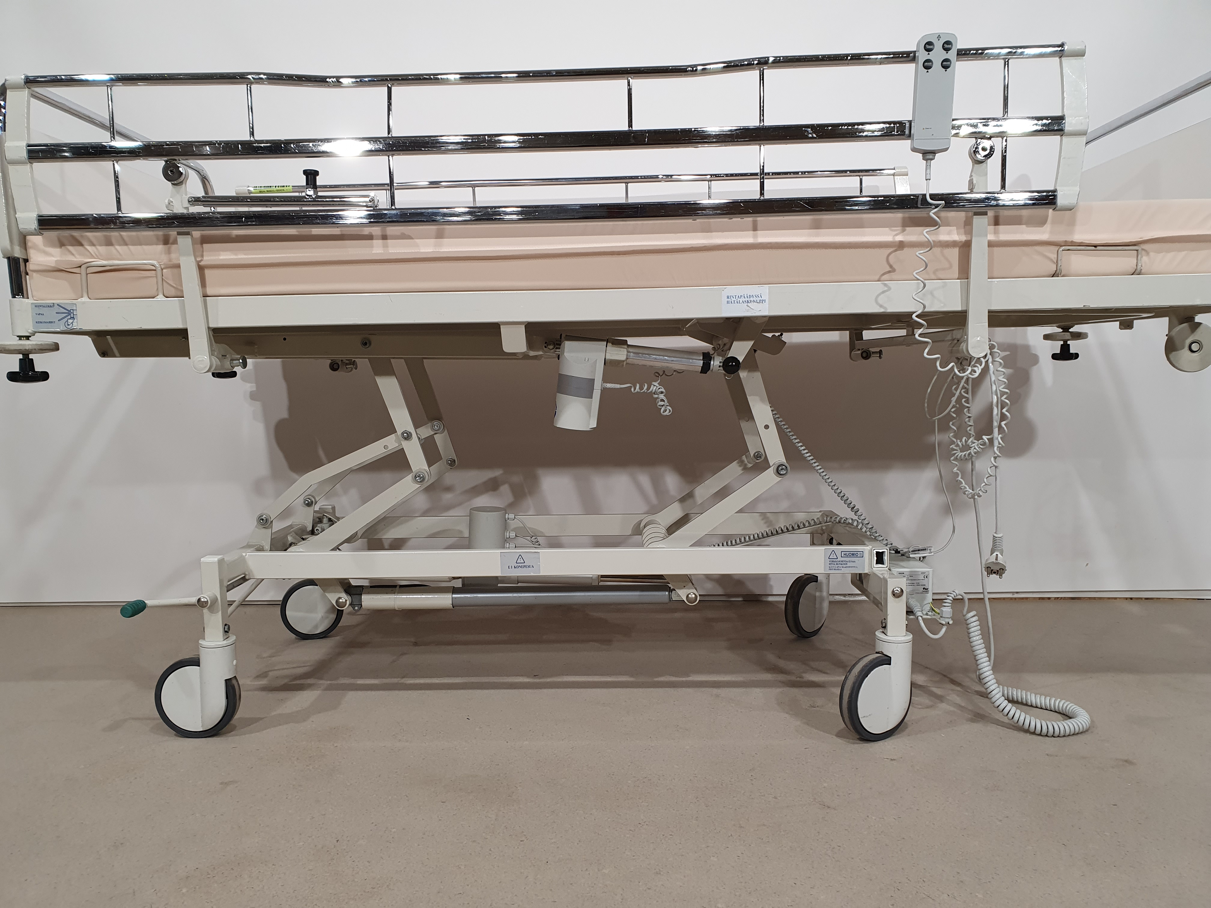 Elektriline hooldusvoodi, haiglavoodi, taastusravi voodi – foto 18, Rideen