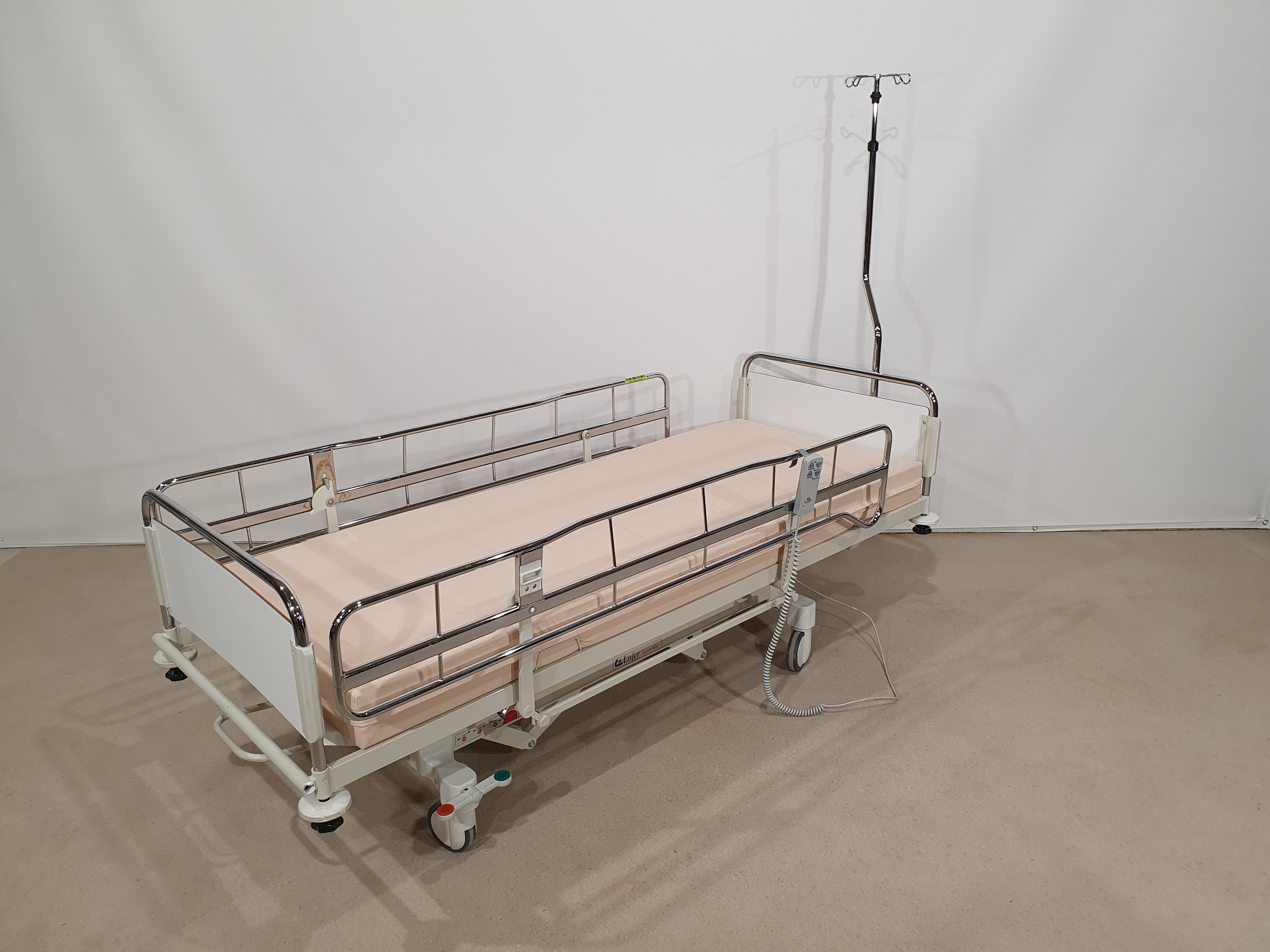 Elektriline hooldusvoodi, haiglavoodi, taastusravi voodi – foto laost, Rideen Rakvere