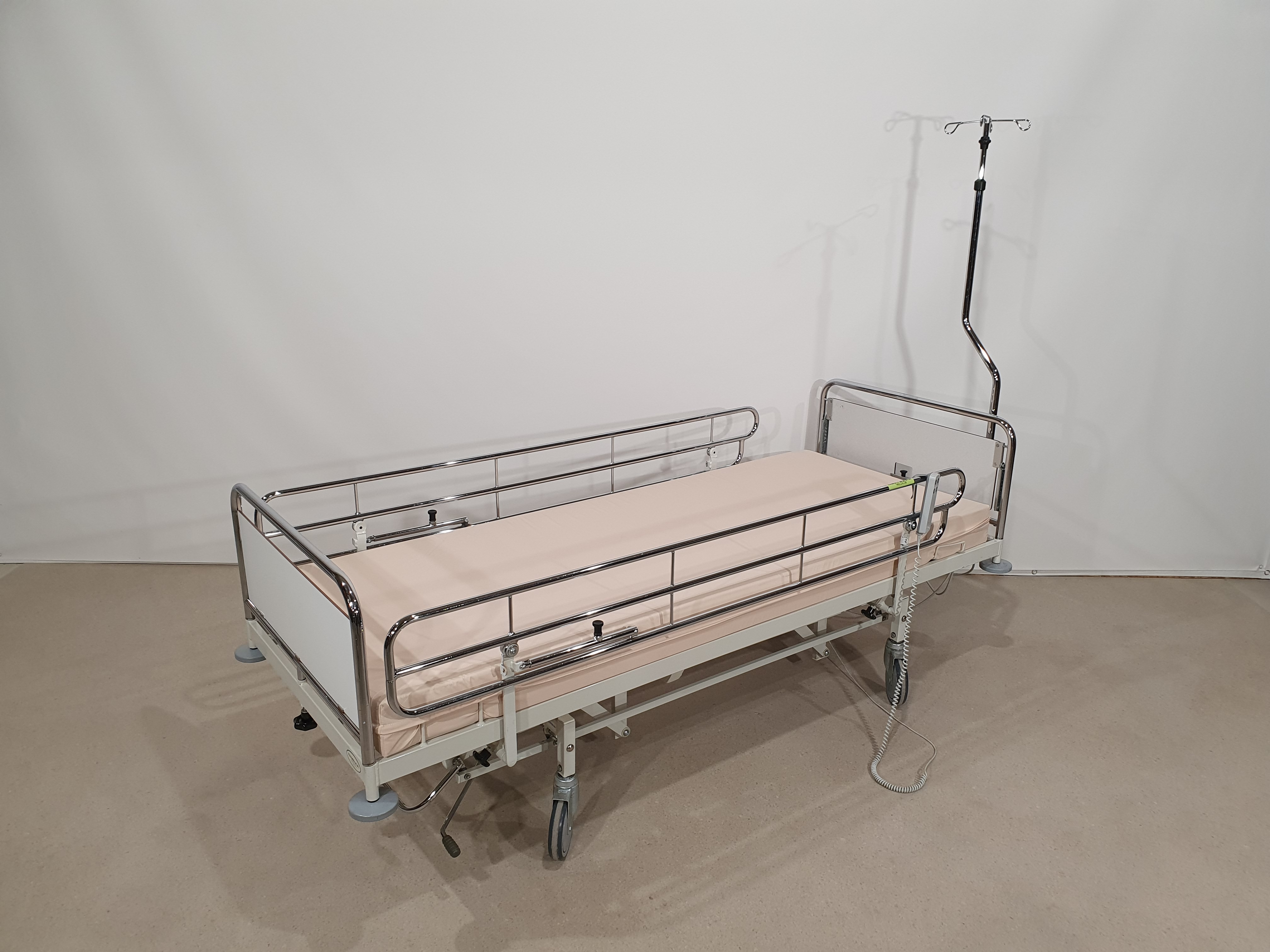 Elektriline hooldusvoodi, haiglavoodi, taastusravi voodi – foto laost, Rideen Rakvere